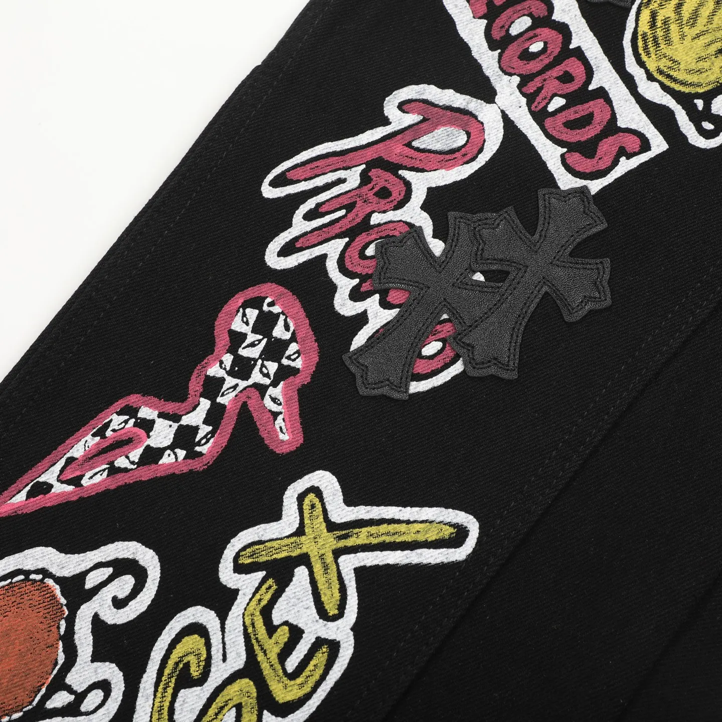 P260 Chrome Hearts Chrome Hearts black multi-element graffiti overalls Chrome Hearts clothing creative director Mattyboy Mattyboy, whose real name is Matt DiGiacomo, is a graffiti artist with a non-school background. He started to serve as the creative director of the Chrome Hearts clothing series in 2018. Since then, Chrome Hearts, which has been injected with young blood, has become popular again. Popular clothing and leather goods, especially the vintage trousers modified product line, must be pre-ordered in stores around the world. Especially patterns like Checker Ball, Checker Eyes and Smiling Lips. The fictional record company logo "SexRecords" often appears in his works, forming his unique style. "I hate humanity, but I love art. Before the end of my life, I just want to do my best to create." ----Matty Boy Mattyboy and vrigil Abloh are also very close. They are both ICONs who bring street culture into luxury accessories. Via.MattyBoy90 (IG) Size: 28/30/32/34/36 Waist: 69/74/79/84/89 Knee circumference: 50/51.5/53/54.5/56 Pants length: 102/104/106/108/110